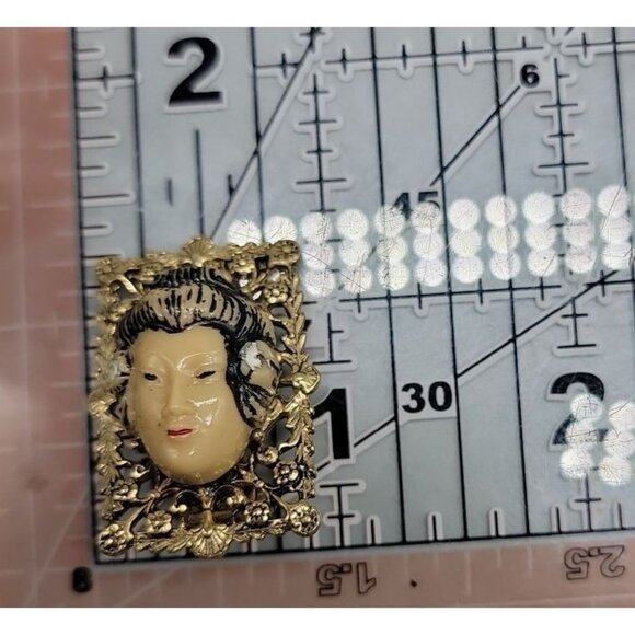 Selro Asian Geshi Clip On Earring Lucite Lady 3D Rectangle Filigree Vintage - Picture 10 of 10